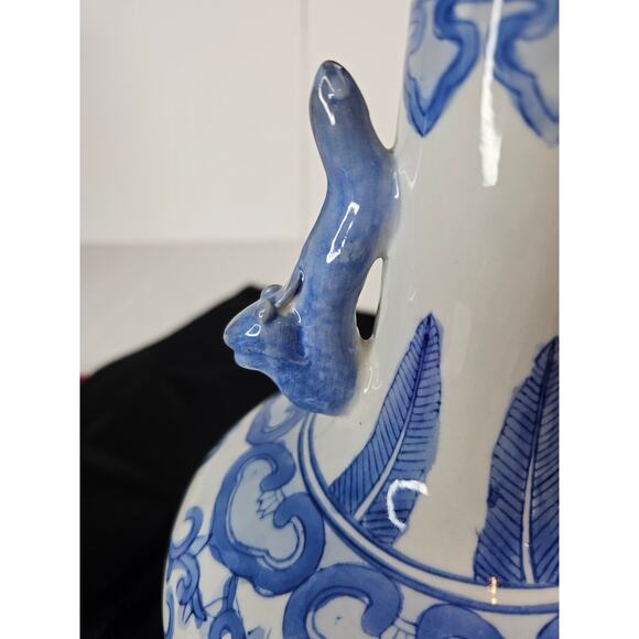 Vintage Unique Chinese Blue and White Porcelain Ceramic Vase Decorative Handles. - Picture 4 of 7